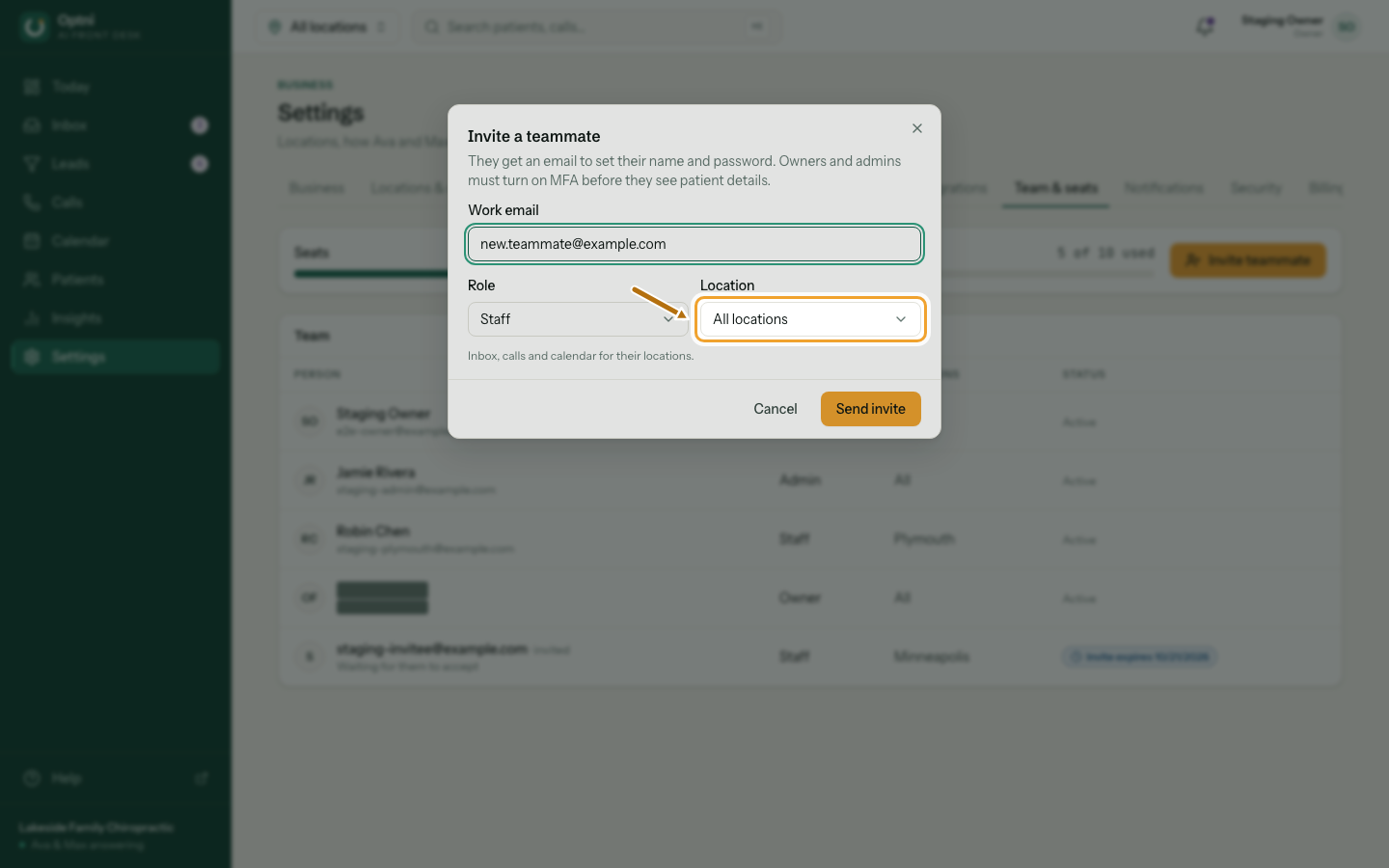 The location choice in the invite dialog ringed.